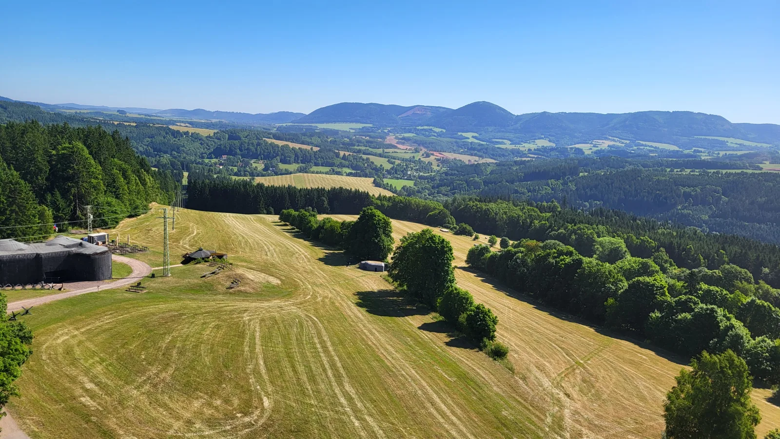 Krkonošským podhůřím kolem vojenských bunkrů